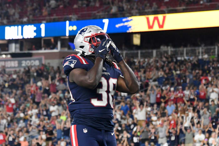 Rhamondre Stevenson blows a kiss to the crowd